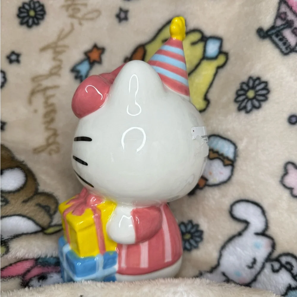 Hello Kitty Ceramic Figurine with Gifts - Picture 2 of 2